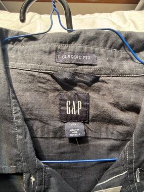 GAP Men's Classic Fit Button-Up Shirt in Charcoal Gray/ Blue